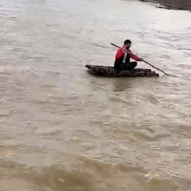 Mardin'de taşan derede sal keyfi