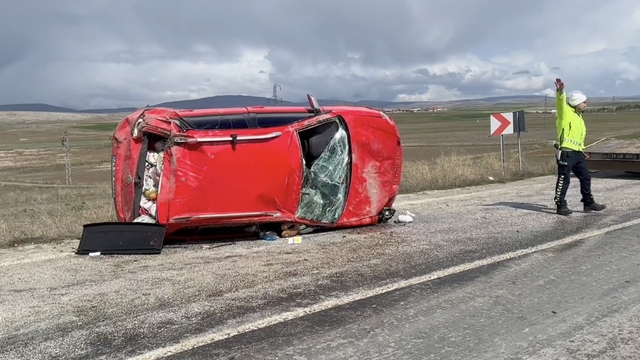 Çorum'da takla atan otomobildeki 3 kişi yaralandı