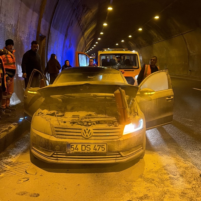 Bolu Dağı Tünelinde seyir halindeki otomobil yandı