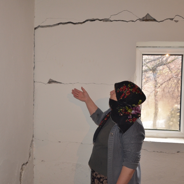 Muş'ta heyelan nedeniyle bir evde çatlaklar oluştu