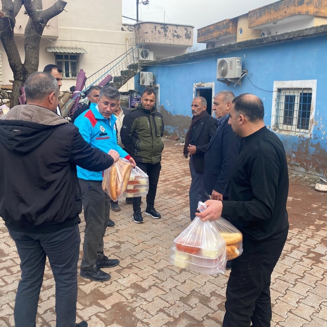 Şırnak Valiliği sağanaktan etkilenen Kasrik beldesi sakinlerine sıcak yemek...