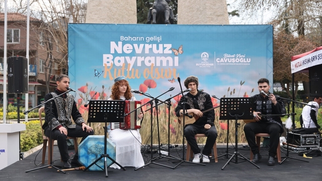 Denizli'de bahara görkemli karşılama
Başkan Çavuşoğlu ateşin üstünden atladı, demir dövdü
Bozkırın sesi Grup Mesai ile Denizli'de yankılandı