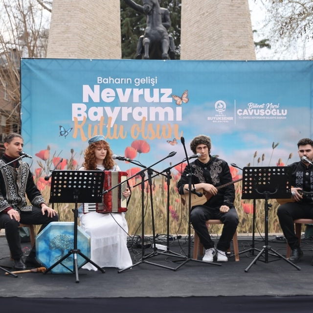 Denizli'de bahara görkemli karşılama
Başkan Çavuşoğlu ateşin üstünden atlad...