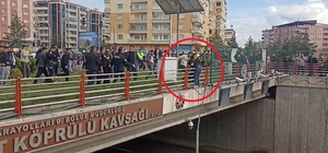 Üst geçitten atlamak isteyen kişiyi polis kurtardı