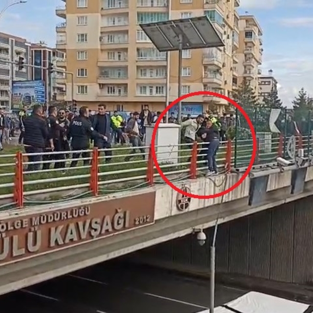 Üst geçitten atlamak isteyen kişiyi polis kurtardı