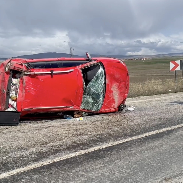 Çorum'da takla atan otomobildeki 3 kişi yaralandı
