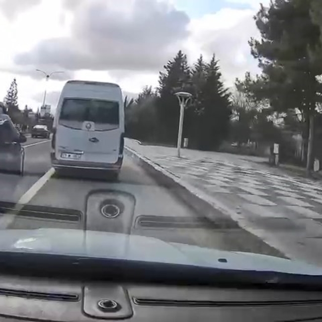 Motosiklet sürücüsünün tehlikeli anları kameraya yansıdı