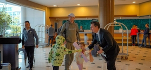 Marmaris'te turistler çiçeklerle karşılaşılandı