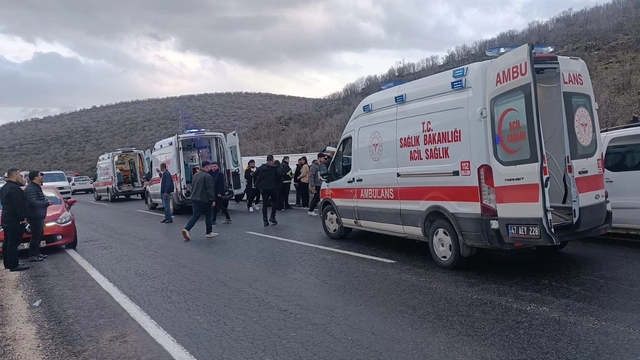 Mardin'de yolcu midibüsü devrildi: 13 yaralı