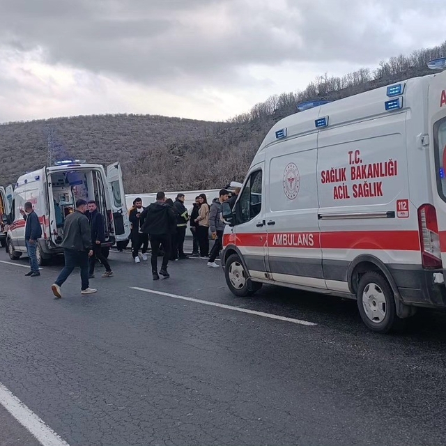 Mardin'de yolcu midibüsü devrildi: 13 yaralı