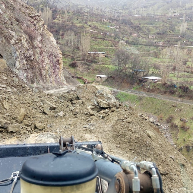 Siirt'te karda mahsur kalan 15 araç kurtarıldı