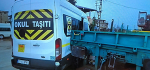 Lokomotifin okul servis minibüsüne çarptığı anlar kamera