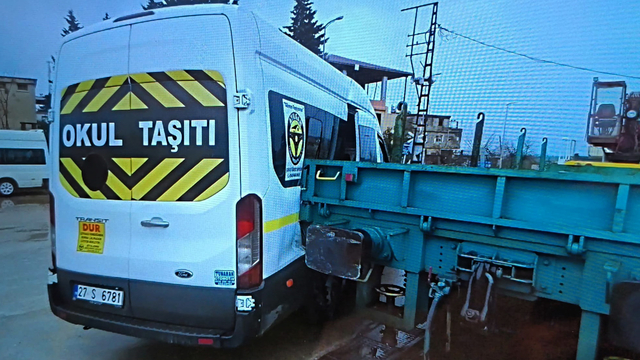 Lokomotifin okul servis minibüsüne çarptığı anlar kamera