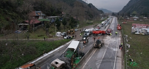 İki tır çarpıştı, D-650 savaş alanına döndü Kazada bir tır alev alırken, karşı yönden gelen otomobilin parçalanan beton bariyere çarpması sonucu 2 kişi yaralandı