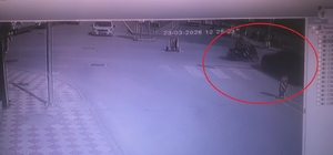 Amasya’da otomobilin çarptığı motosiklet sürücüsü yaralandı; kaza anı kamerada