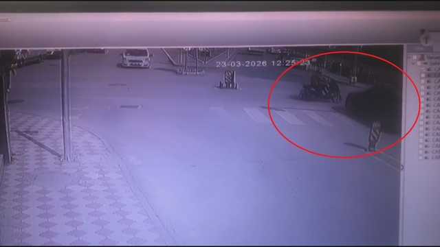 Amasya'da otomobilin çarptığı motosiklet sürücüsü yaralandı; kaza anı kamerada