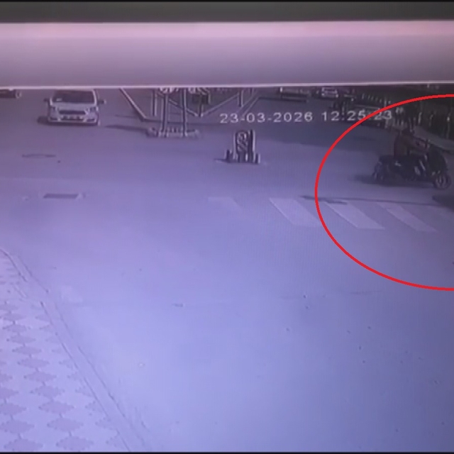 Amasya'da otomobilin çarptığı motosiklet sürücüsü yaralandı; kaza anı kamer...