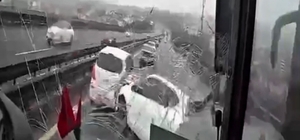 8 kişinin yaralandığı kaza anı kamerada Adeta yarışan otobüslerden biri kaza yaptı, diğeri hiç durmadı Kazayı gören sürücüler, yol kapanınca tersten giderek adeta ölüme davetiye çıkardı