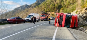 Artvin’den devrilen TIR'ın şoförü yaralandı