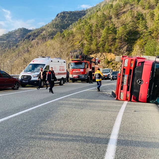 Artvin'den devrilen TIR'ın şoförü yaralandı