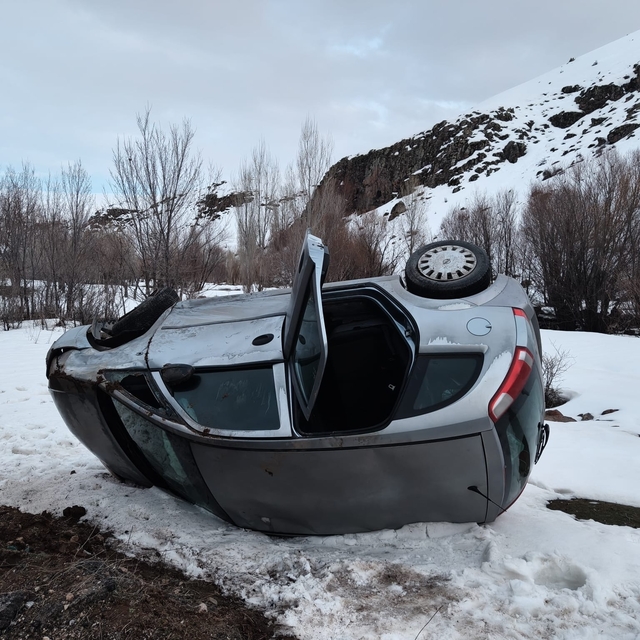 Van'da şarampole devrilen otomobildeki 3 kişi yaralandı