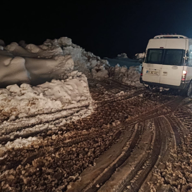 Siirt'te kar ve heyelan ulaşımı aksattı. Mahsur kalan vatandaşlar kurtarıld...