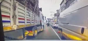 TIR'dan inip, bıçakla otomobile saldırdılar