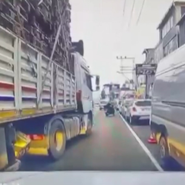 TIR'dan inip, bıçakla otomobile saldırdılar