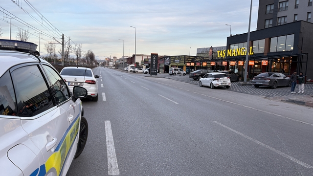 İki otomobil ve tramvayın karıştığı kazada 2 kişi yaralandı