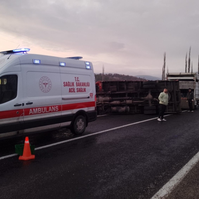 Kütahya'da kamyonet devrildi: 2 yaralı