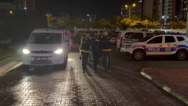 TIR'dan inip, bıçakla otomobile saldırdılar (2)