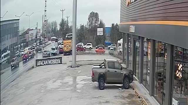 Kırklareli'deki zincirleme kazada 5 kişi yaralandı; kaza anı kamerada