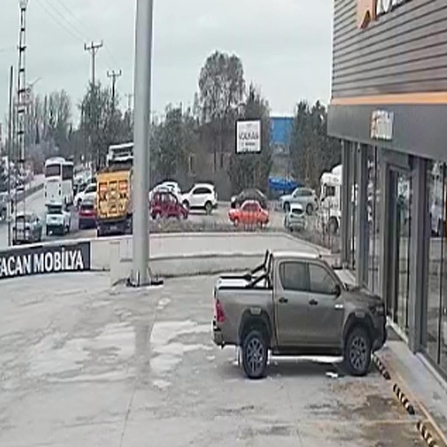 Kırklareli'deki zincirleme kazada 5 kişi yaralandı; kaza anı kamerada