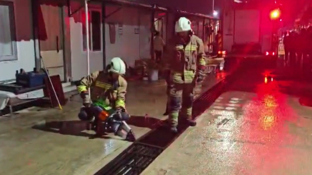 Mazgalda mahsur kalan kedi ve yavruları kurtarıldı