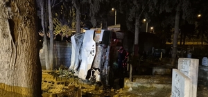 Aydın'da mezarlığa devrilen panelvandaki 3 kişi yaralandı