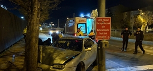 Kaldırıma çıkan otomobil ağaca çarptı: 2 yaralı