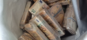 Çikolata dolu çantadan 220 bin Euro çıktı