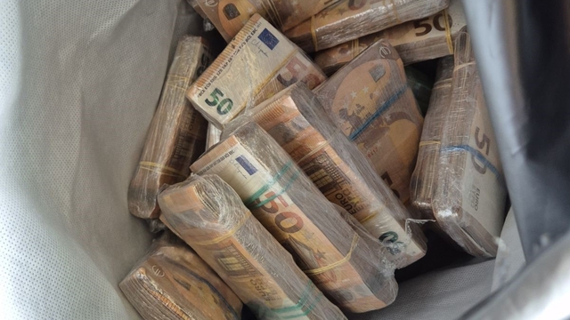 Çikolata  dolu çantadan 220 bin Euro çıktı