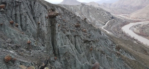 Erzincan’da peri bacalarını andıran doğal oluşumlar ilgi görüyor