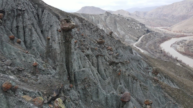 Erzincan'da peri bacalarını andıran doğal oluşumlar ilgi görüyor