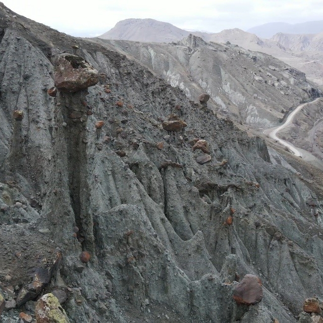 Erzincan'da peri bacalarını andıran doğal oluşumlar ilgi görüyor