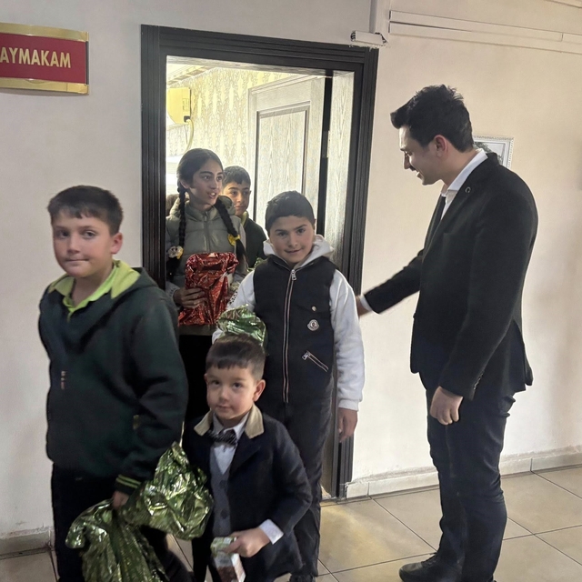 Susuz'da öğrencilerden kaymakama anlamlı ziyaret