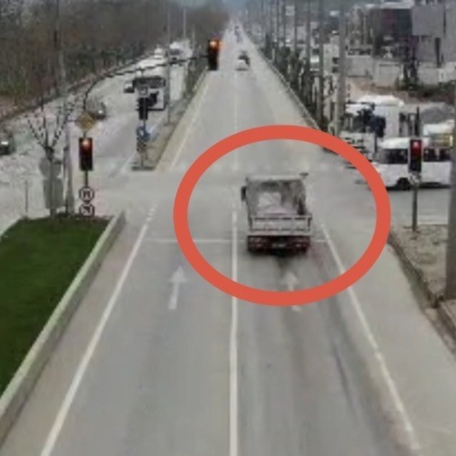 Bursa'da kırmızı ışık ihlali yapan araçlar dron ile böyle tespit edildi