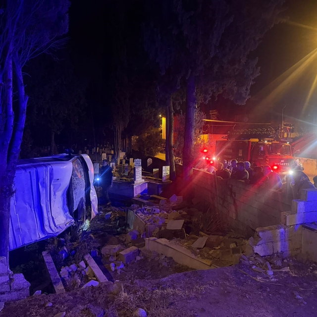 Köşk'te minibüs mezarlığa uçtu: 3 yaralı