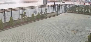 Hızla su birikintisine giren otomobil takla attı Uzmanı uyardı: "Su birikintisinden geçerken dikkat edin"