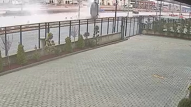 Hızla su birikintisine giren otomobil takla attı
Uzmanı uyardı: "Su birikintisinden geçerken dikkat edin"