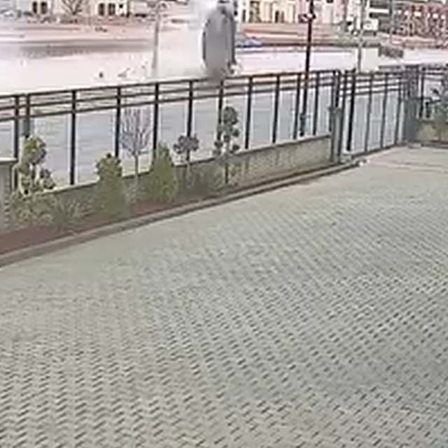 Hızla su birikintisine giren otomobil takla attı
Uzmanı uyardı: "Su birikin...