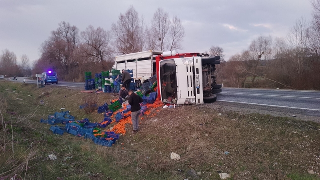 Domaniç'te kamyonet takla attı: 2 yaralı
