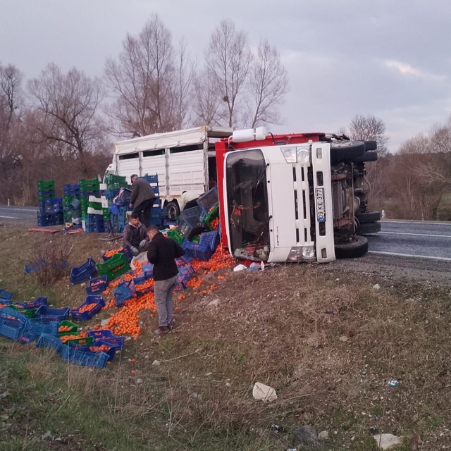 Domaniç'te kamyonet takla attı: 2 yaralı