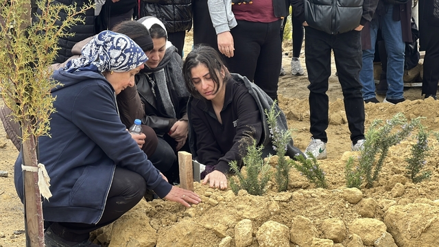 Mersin'de biyopsi sonrası ölümde ihmal iddiası Karaciğerindeki kitle  nedeniyle yapılan biopsi sonrası fenalaşarak kan kaybeden ve 3 gün sonra  hayatını kaybeden 36 yaşındaki eczacı kalfasının ölümünde ihmal olduğunu  öne süren aile, hastane